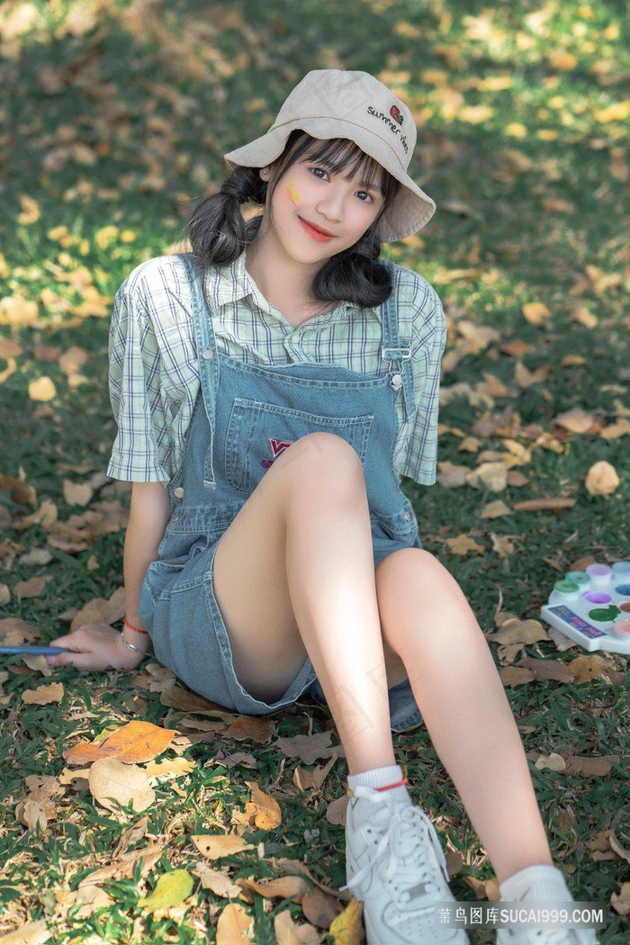 一小孩半夜喂女孩吃押巴